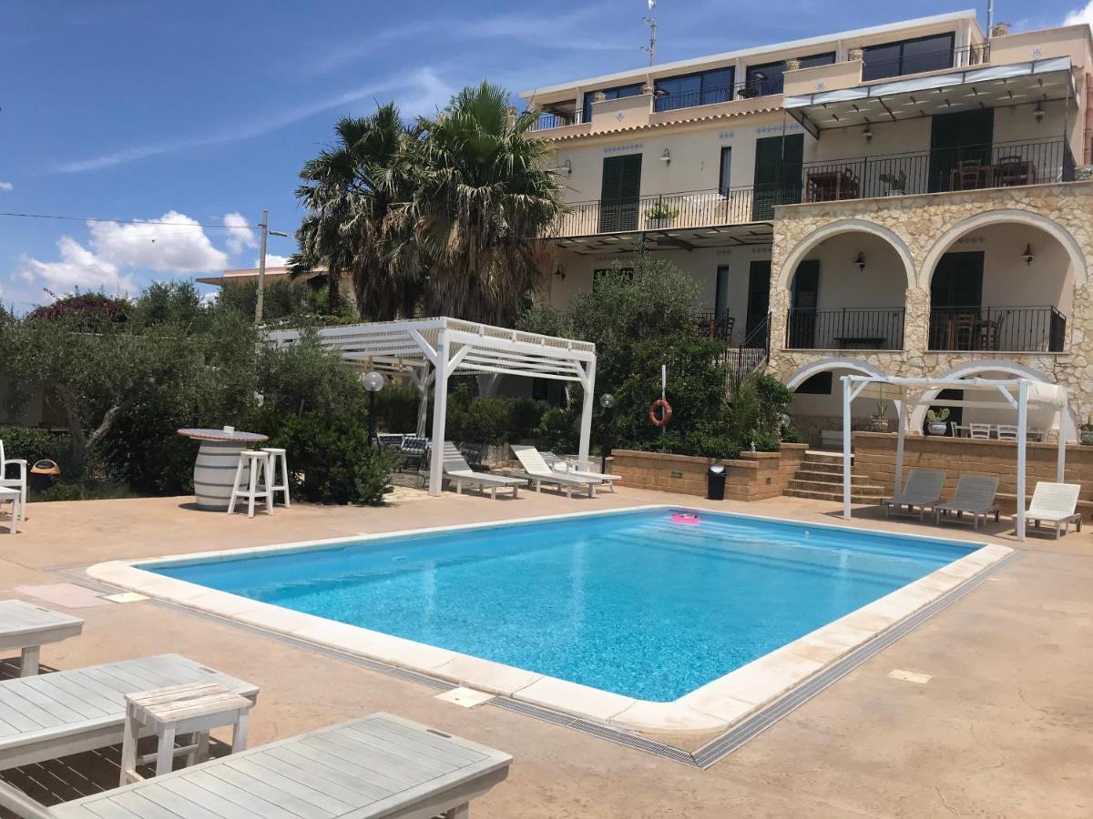 Villa Ceni - Appartamenti Con Camere, Cucina, Wc E Terrazza Sul Mare In Villa Con Piscina, Giardino E Parcheggio Marinella di Selinunte Bagian luar foto