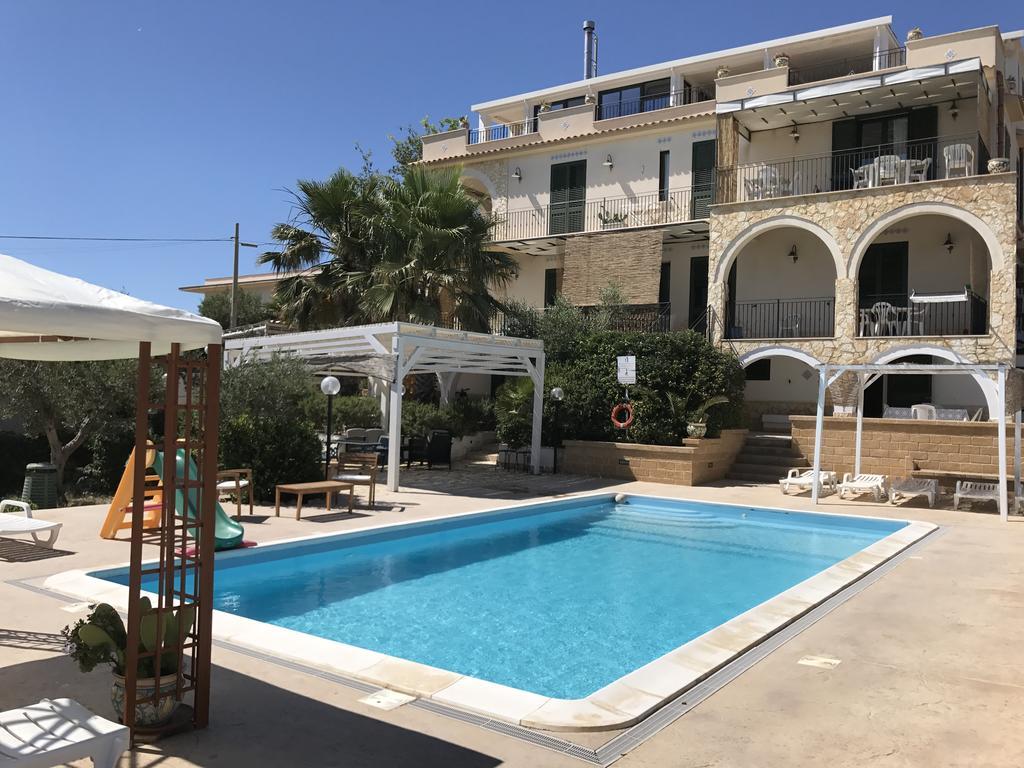 Villa Ceni - Appartamenti Con Camere, Cucina, Wc E Terrazza Sul Mare In Villa Con Piscina, Giardino E Parcheggio Marinella di Selinunte Bagian luar foto