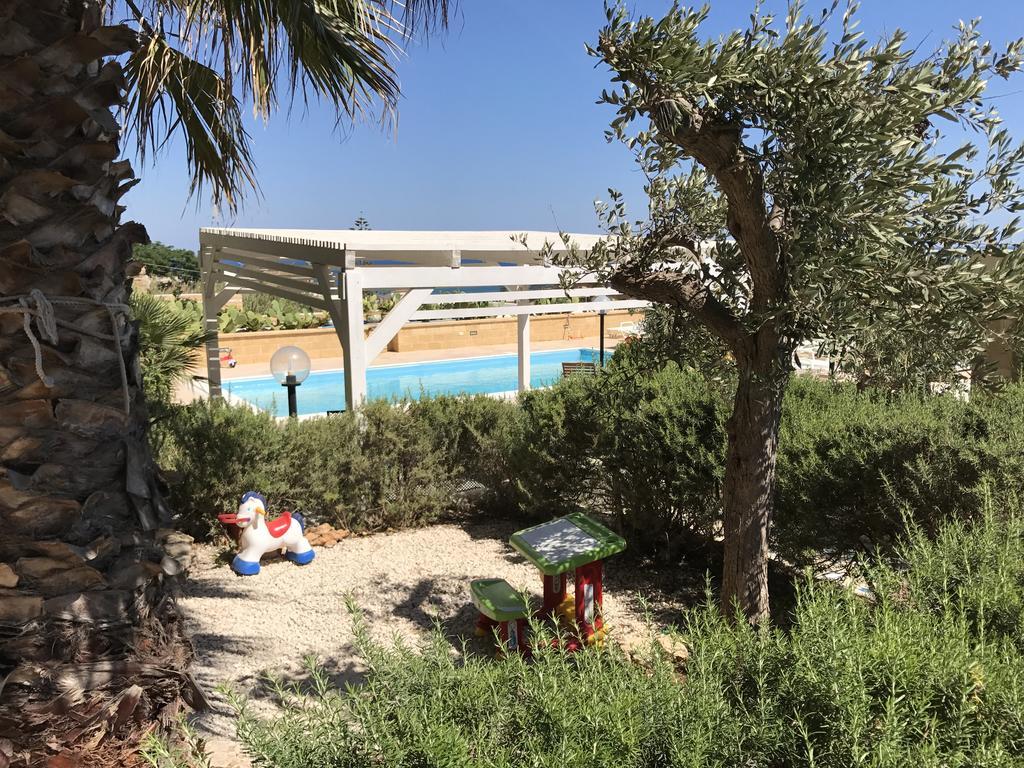 Villa Ceni - Appartamenti Con Camere, Cucina, Wc E Terrazza Sul Mare In Villa Con Piscina, Giardino E Parcheggio Marinella di Selinunte Bagian luar foto